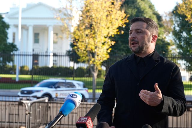 Ukrainas president Volydymyr Zelenskyj pratar med reportrar efter ett möte med USA:s president Donald Trump i Vita huset den 17 oktober. Foto: Manuel Balce Ceneta/AP/TT