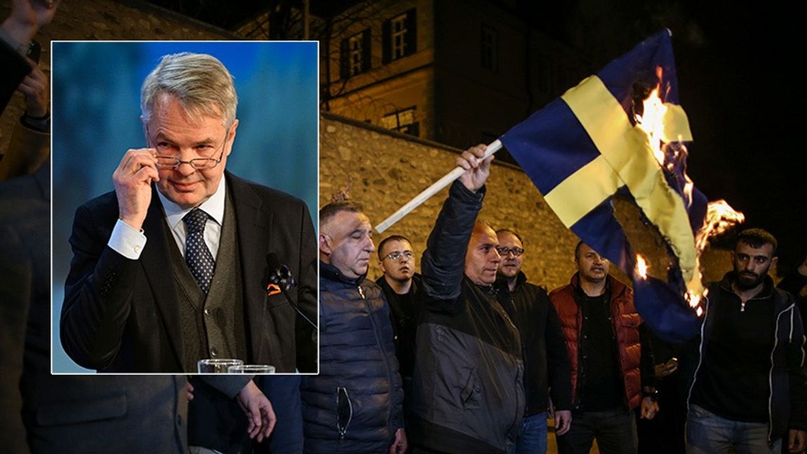 Finlands utrikesminister Pekka Haavisto och demonstranter utanför det svenska konsulatet i Ankara. Foto: Henrik Montgomery/TT / Emrah Gurel AP/TT