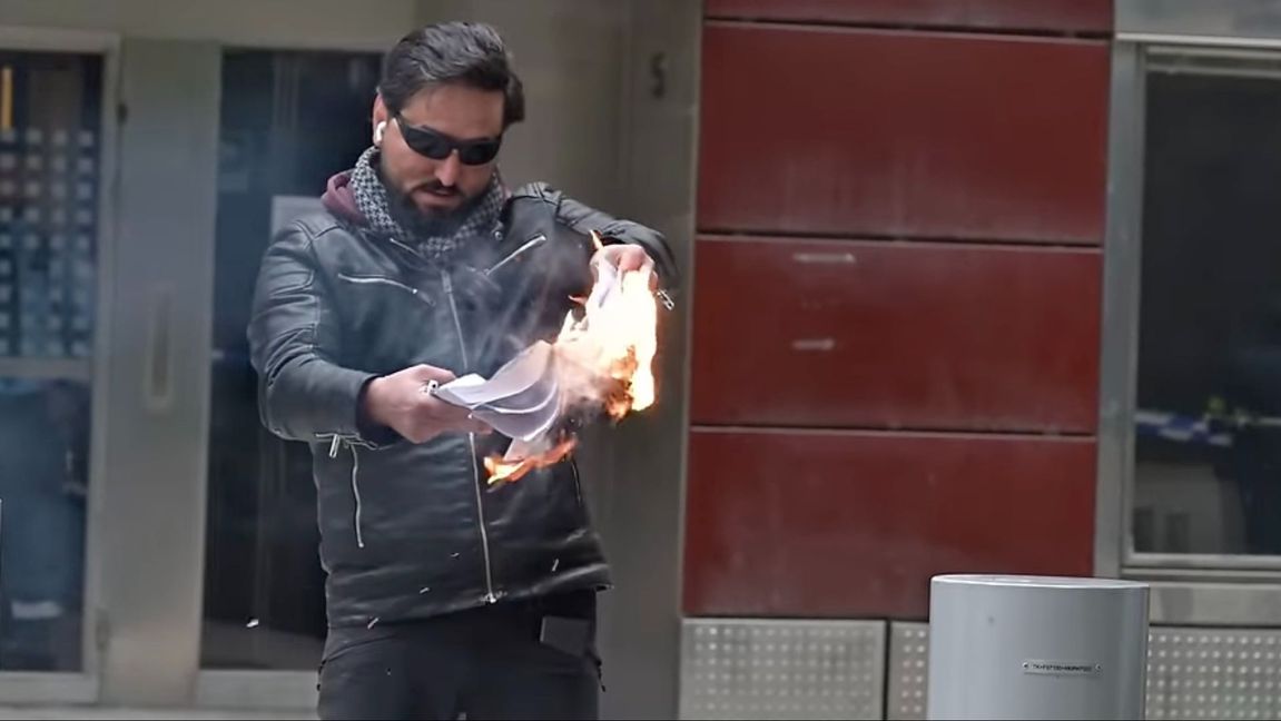 Salwan Momika bränner en koran. Bild från Youtube