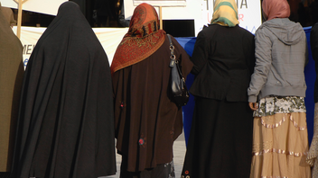 Lagförslaget som kan sänka giftermålsåldern till nio år i Irak har väckt starka protester bland kvinnorättsorganisationer. Genrebild. Foto: Hasse Holmberg/TT 