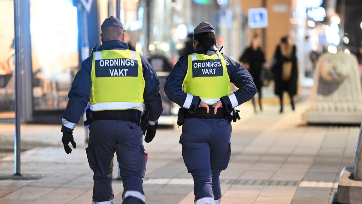 Ordningsvakter patrullerar längs Drottninggatan i Stockholm. Genrebild. Foto: Fredrik Sandberg/TT