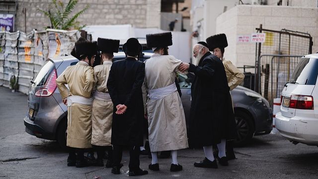 Ultraortodoxa i kvarteret Mea Shearim i Jerusalem. Foto: Levi Clancy, Public domain 