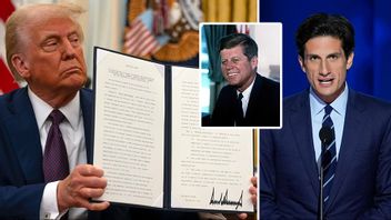 Donald Trump håller upp den signerade presidentordern om att offentliggöra de hemliga JFK-filerna. JFK:s barnbarn Jack Schlossberg (till höger) är inte imponerad. Foto: Ben Curtis/J. Scott Applewhite/AP/TT/Public Domain