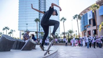 En ung man åker skateboard i närheten av ett kampanjmöte i den marockanska huvudstaden Rabat den 1 september, en vecka innan landet gick till val. Foto: Mosa’ab Elshamy/AP/TT.