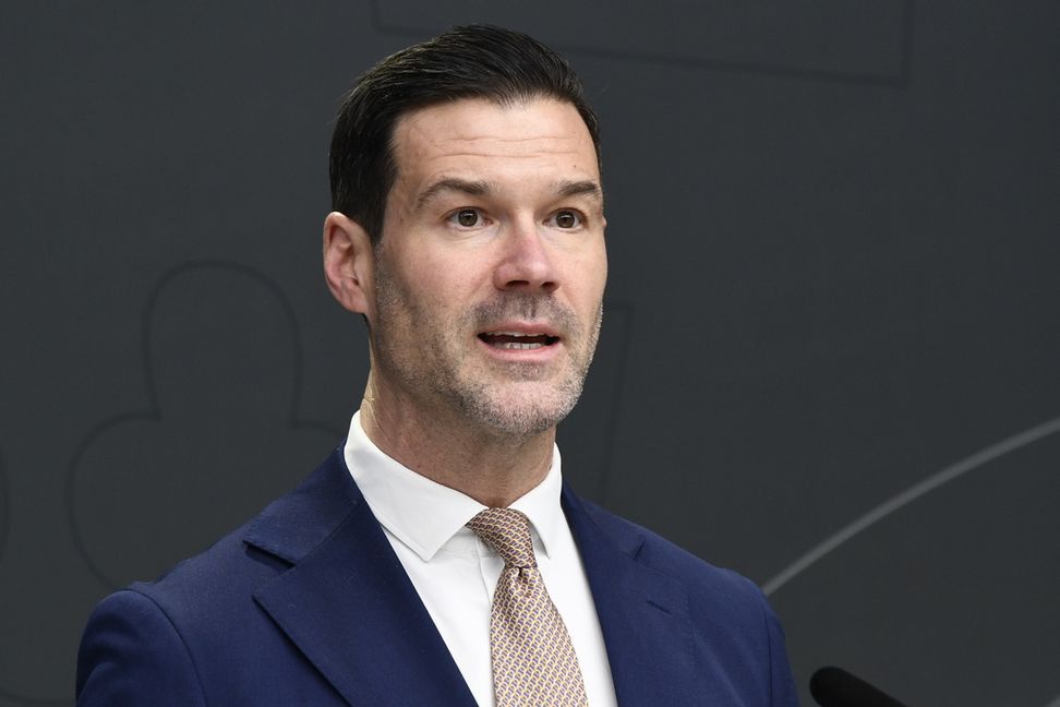 Migrationsminister Johan Forssell (M) tar i dag emot den så kallade vandelsutredningen. Arkivbild. Foto: Lars Schröder/TT