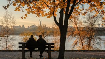 Höst i ett land som tappar framtidstron? Ett ukrainskt par tittar på solnedgångsutsikten vid Moder fosterlandsstatyn söndagen den 26 oktober 2025. Foto: AP Photo/Julia Demaree Nikhinson