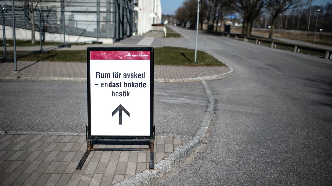 Skylt med anvisningar "Rum för avsked- endast bokade besök" utanför fältsjukhuset i Stockholmsmässans lokaler i Älvsjö. Foto: Anders Wiklund / TT 