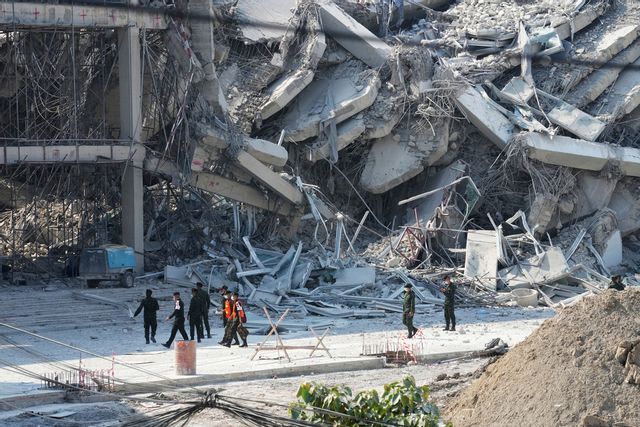Räddningsarbetare vid platsen för en skyskrapekollaps i Bangkok. Byggnaden var under konstruktion när skalvet inträffade. Foto: Sakchai Lalit/AP/TT
