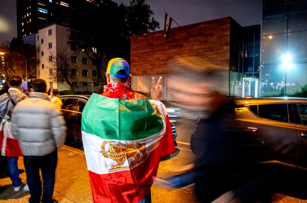 Iranier i tyska Frankfurt demonstrerar utanför Irans konsulat i oktober 2024. Foto: Michael Probst/AP/TT