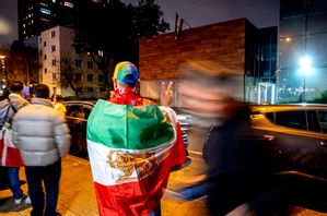 Iranier i tyska Frankfurt demonstrerar utanför Irans konsulat i oktober 2024. Foto: Michael Probst/AP/TT