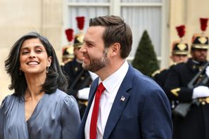 Usha Vance, här tillsammans med sin make vice president JD Vance, leder den amerikanska delegationens Grönlandsbesök. Arkivbild. Thomas Padilla/AP Photo/TT