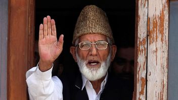 In this Wednesday, Sept. 8, 2010, file photo, Kashmiri separatist leader Syed Ali Shah Geelani waves to the media before his arrest in Srinagar, India. Geelani, an icon of disputed Kashmir’s resistance against Indian rule and a top separatist leader who became the emblem of the region’s defiance against New Delhi, died late Wednesday, Sept, 1, 2021. He was 91. Photo: Altaf Qadri/AP/TT