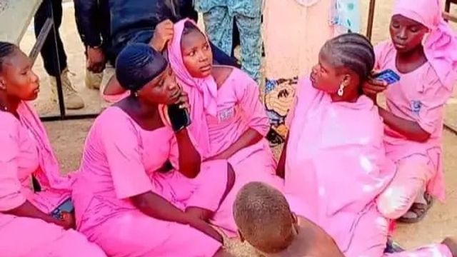 Några av de elever som fritogs. Foto: Nigerian Army