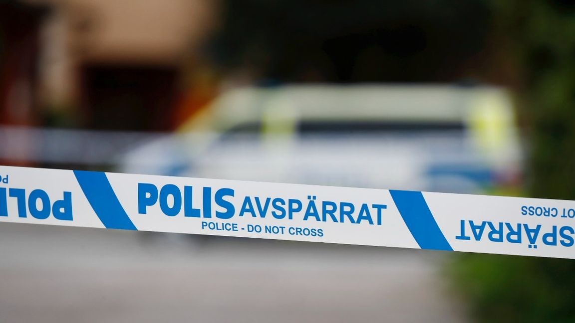 Polisen fick tidigt på lördagsmorgonen larm om att ett misstänkt farligt föremål hittats utanför ett radhus i Glasberga i Södertälje. Foto: Mickan Palmqvist/TT