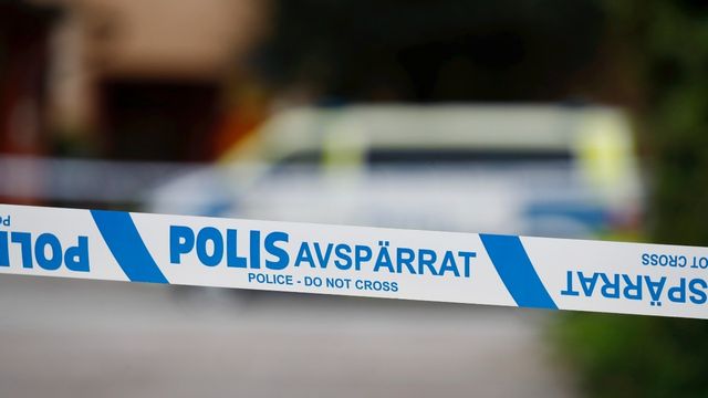 Polisen fick tidigt på lördagsmorgonen larm om att ett misstänkt farligt föremål hittats utanför ett radhus i Glasberga i Södertälje. Foto: Mickan Palmqvist/TT