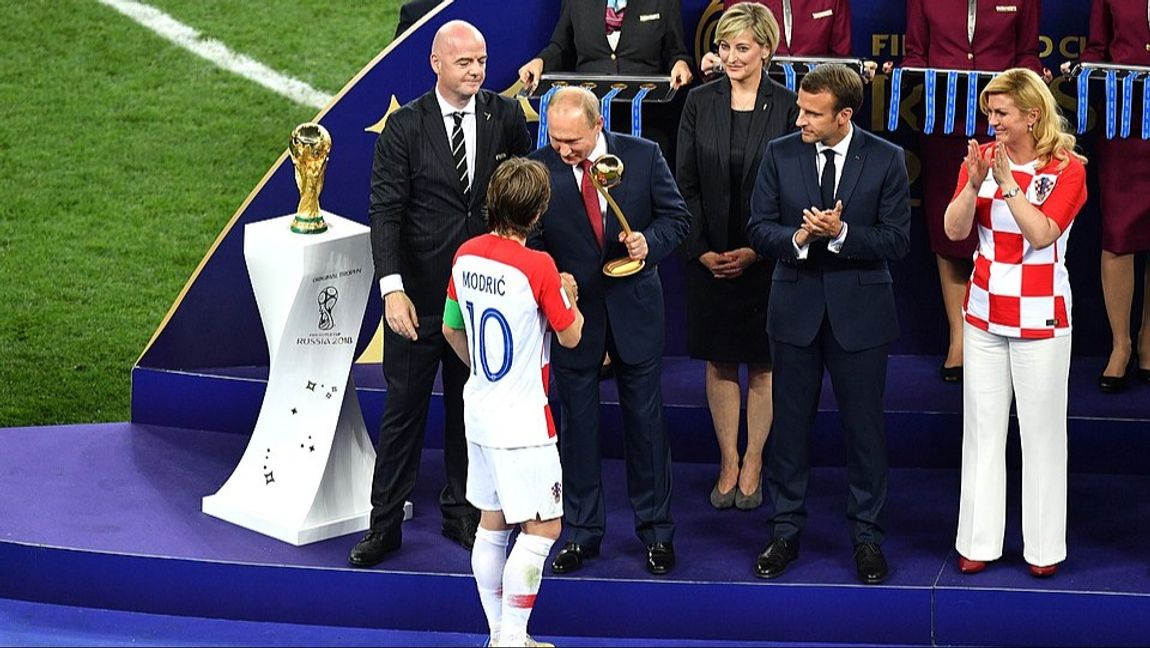 Luka Modrić tar emot priset 2018 för bästa spelare. Foto: Russian Presidential Press and Information Office/CC BY 4.0