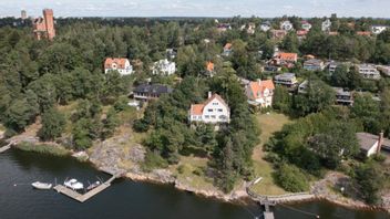 Gott om plats för en brutalistiskt hyreshus i miljonprogramsstil. Foto:	Fredrik Sandberg/TT