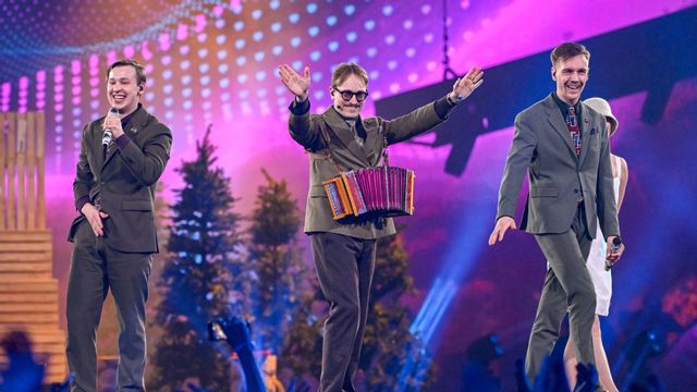 Humorgruppen KAJ, som representerar Sverige i Eurovision Song Contest 2025, under sitt framförande med ”Bara bada bastu” i första semifinalen på tisdagen. Den finlandssvenska trion är favorittippade att ta hem segern på lördag. Foto: Jessica Gow/TT