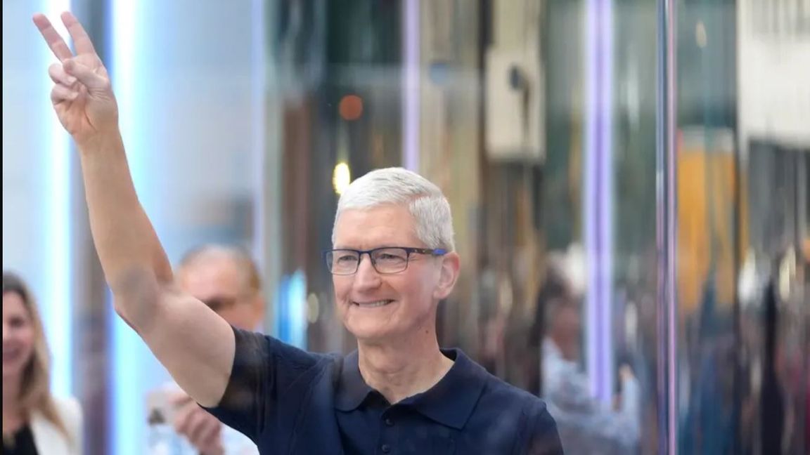 Tim Cook, Apples VD, under China Development Forum 2024. Nu hoppas företaget på att statliga subventioner ska vända den negativa försäljningstrenden. Foto:TT