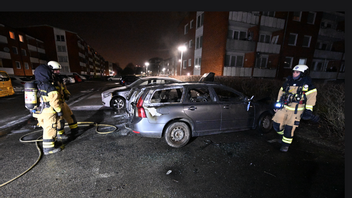 Räddningstjänsten släcker bilar på Docentgatan. Flera bilar och bussar sattes i brand på tre olika platser på i Malmö på onsdagsmorgonen. Foto: Johan Nilsson//TT