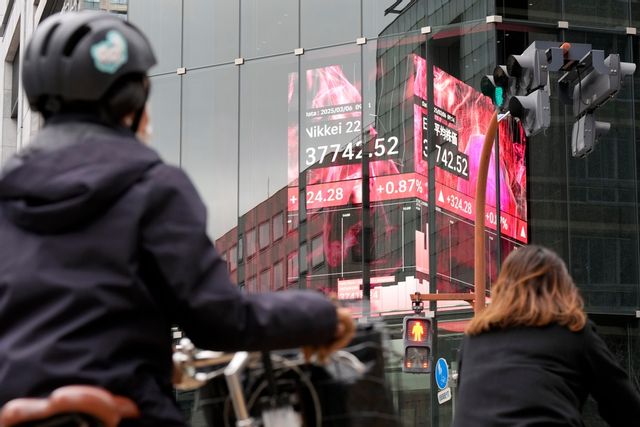 Uppåt på Tokyobörsen. Arkivbild. Eugene Hoshiko/AP/TT