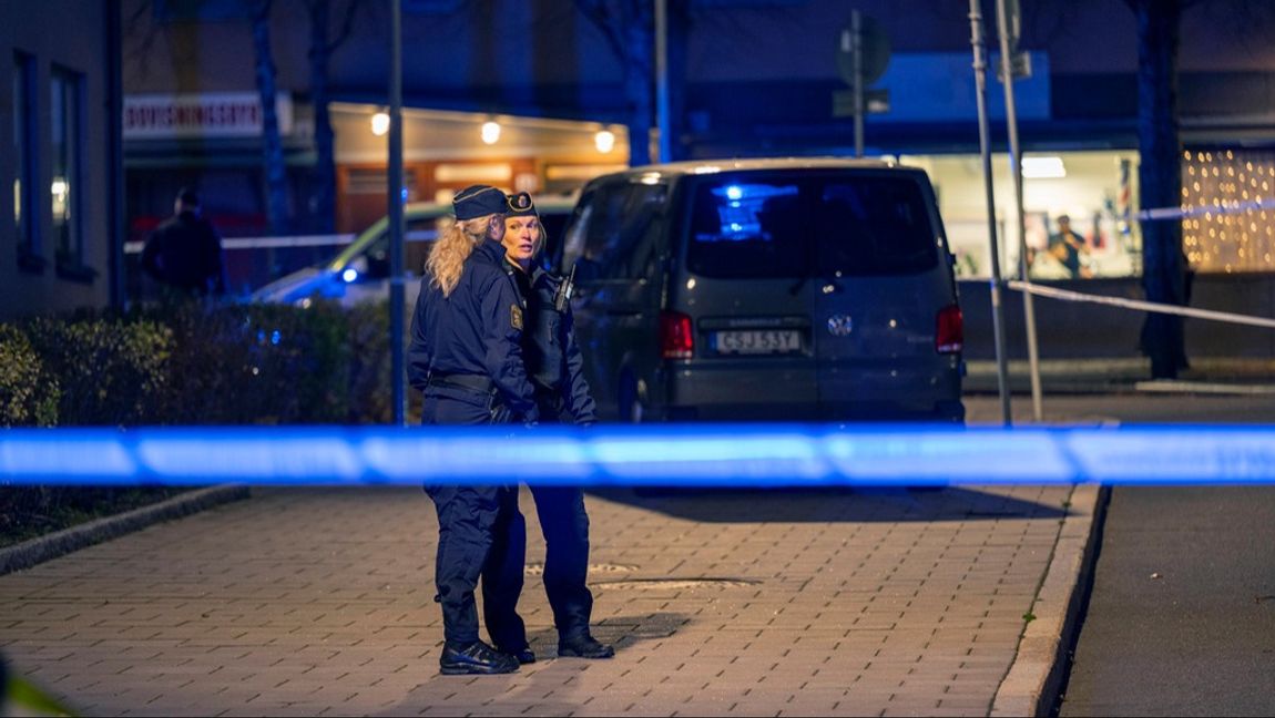 Platsen där två personer skjutits i Stockholmsförorten Sätra är avspärrad. Foto: Roger Vikström/TT