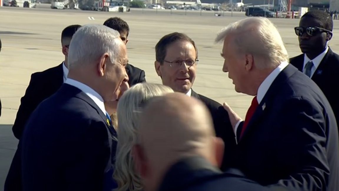 Donald Trump, till höger, välkomnas av Benjamin Netanyahu och president Isaac Hertzog. Foto: GPO