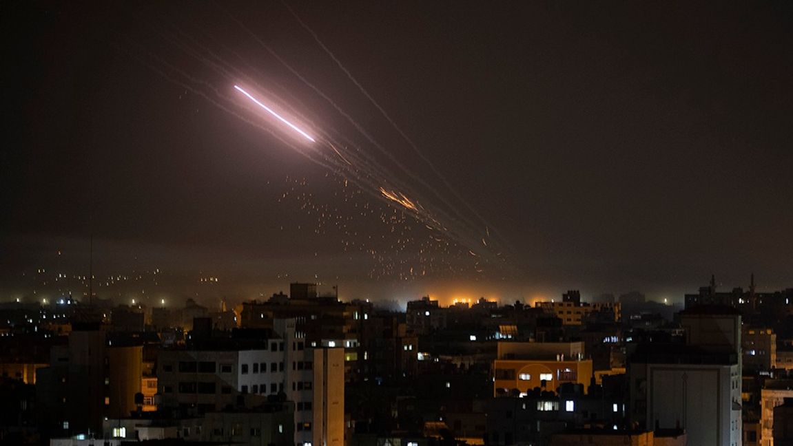 Raketer skjuts från Gaza mot Israel. Foto: AP Photo/Khalil Hamra.