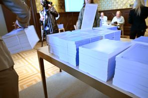 Höstbudgeten avtäcktes på måndagsmorgonen på Rosenbad och journalister på plats kunde fick ta ett fysiskt exemplar. Foto: Fredrik Sandberg/TT