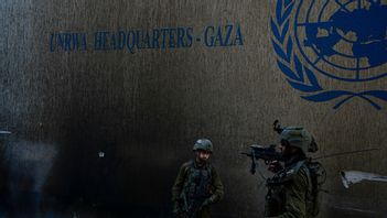 Israeliska soldater som söker igenom rum och tunnlar under UNRWA:s huvudkvarter i Gaza. UNRWA menade sig inte känna till tunnlarna. Foto: Ariel Schalit/AP/TT 