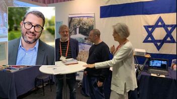 Debattören Martin Blecher och Vänskapsförbundet Sverige–Israels monter på Bokmässan. Foto: Privat