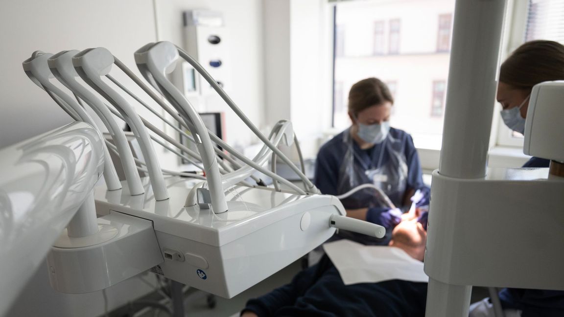 Tandläkare undersöker tänderna på en man på en tandläkarmottagning hos Folktandvården. Genrebild. Foto: Fredrik Sandberg / TT