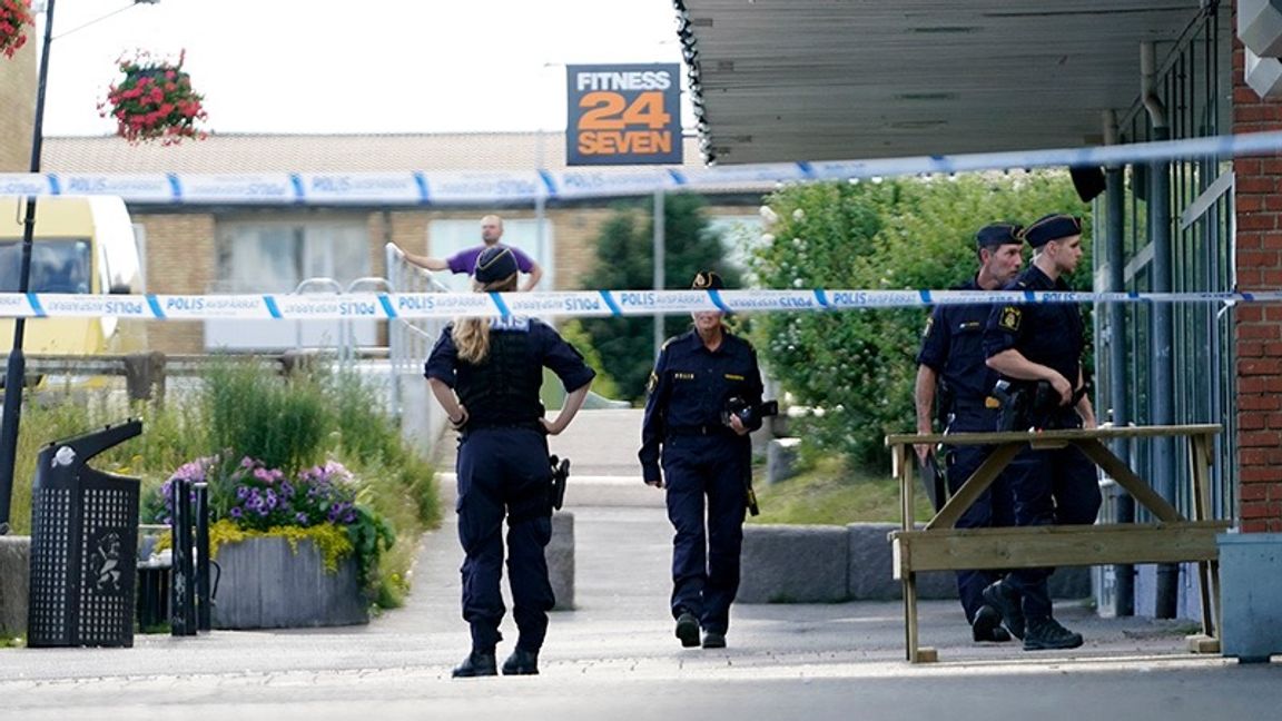 Polisens tekniker anländer till brottsplatsen efter en skottlossning på Länsmanstorget i Biskopsgården. Foto: Björn Larsson Rosvall / TT