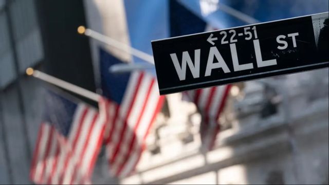 Finansanalytiker på Wall Street bedömer nu risken för en amerikansk recession till 43 procent i spåren av USA nya tullplaner. Foto: TT