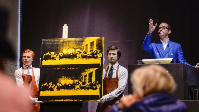 Bukowskis sålde i fjol elva av de 15 dyraste föremålen i Sverige. På bilden pågår auktionen inför försäljningen av Andy Warhols målning ”The Last Supper”, som gick för 61 miljoner kronor 2014. Arkivbild. Foto: Per Larsson/TT