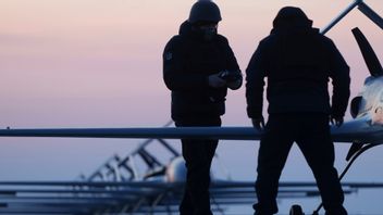 Den ukrainska militära underrättelsetjänsten förbereder sig på att släppa iväg långdistansdrönare av typ An-196 Ljutyj (rasande) mot ryska mål från en ej namngiven ort i Ukraina den 28 februari 2025. Foto: AP Photo/Evgeniy Maloletka