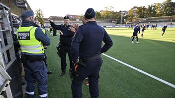 Ordningsvakter och polis vid den damallsvenska matchen mellan FC Rosengård och Kristianstad DFF på Malmö IP i oktober 2024. Johan Nilsson/TT