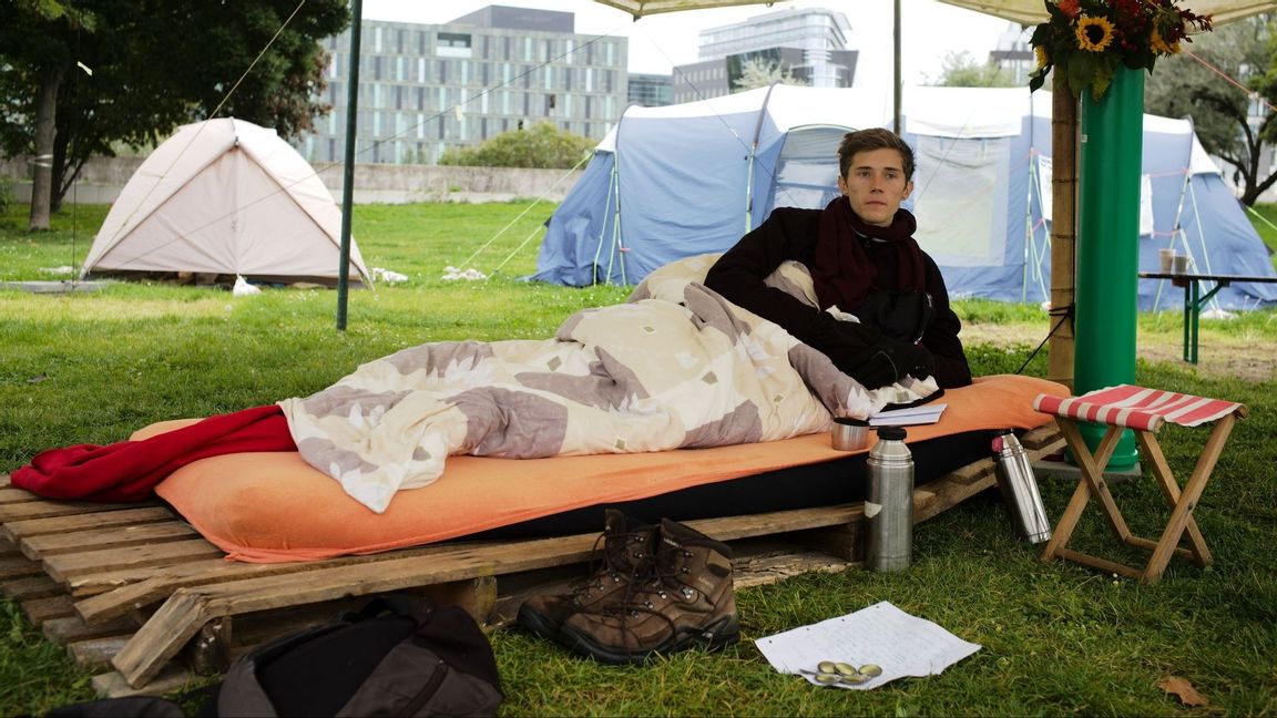 Klimataktivisten Henning Jeschke har hungerstrejkat i 24 dagar för att få lov att debattera klimatet med de tre kanslerskandidaterna i det tyska valet. Foto: Markus Schreiber/AP/TT.