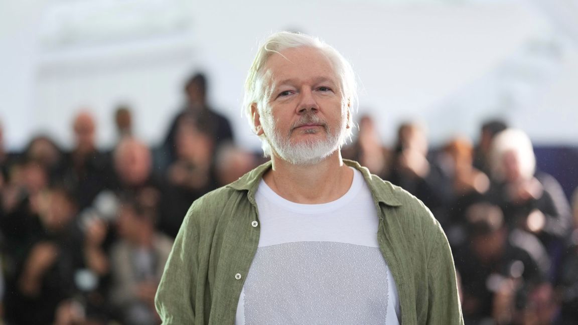 Julian Assange anser att svenska myndigheter bör frysa prispengarna till Corina Machado. Foto: Lewis Joly/AP/TT