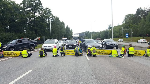 Återställ Våtmarker blockerade E4 i Solna augusti 2022. Foto: Återställ Våtmarker, pressbild