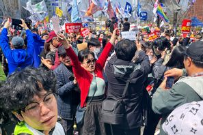 De som har krävt Yoons avgång firar i centrala Seoul efter domstolens beslut. Foto: Foster Klug/AP/TT