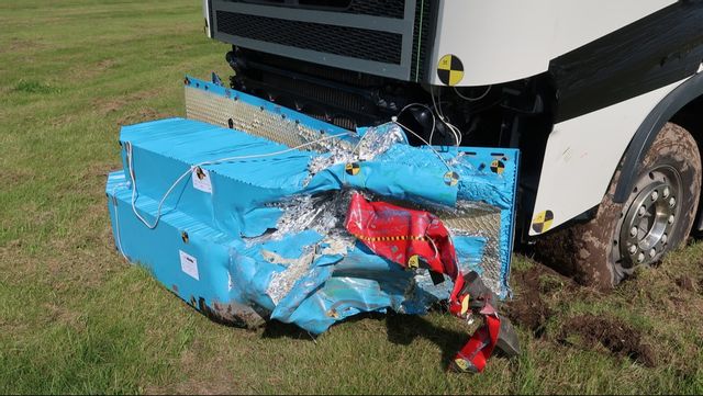 En ny sorts lastbilsfront som Chalmers utvecklat gör stor skillnad vid trafikolyckor, visar tester som Trafikverket gjort. Foto: TRAFIKVERKET