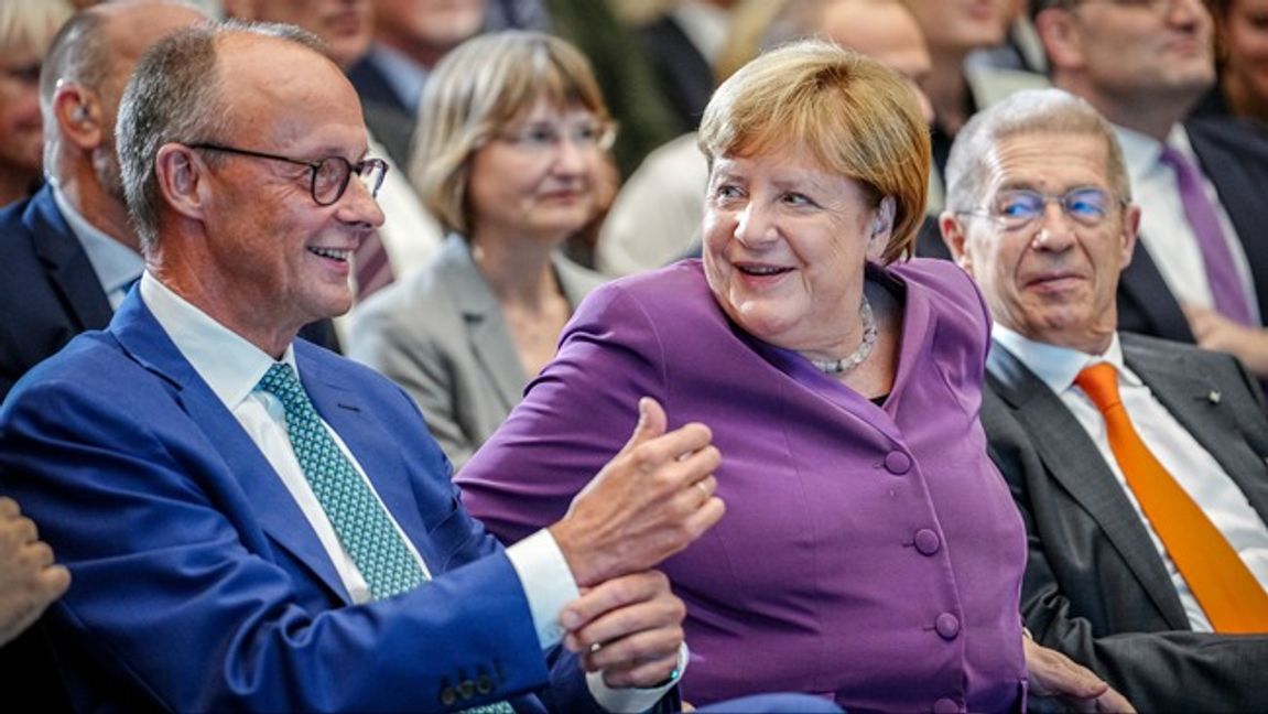 Lyckligare tider. Nuvarande CDU-ledaren Friedrich Merz och Angela Merkel i samspråk. Foto: AP