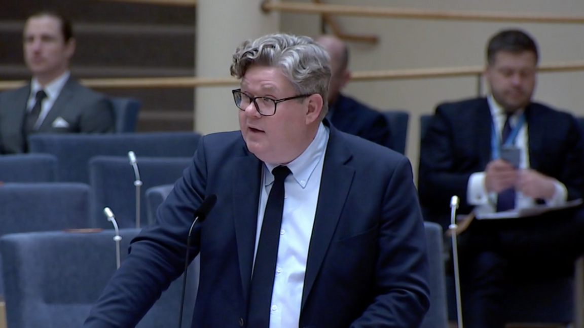 Justitieminister Gunnar Strömmer (M) under en interpellationsdebatt om en neutral polisuniform. Foto: Skärmdump Riksdagen