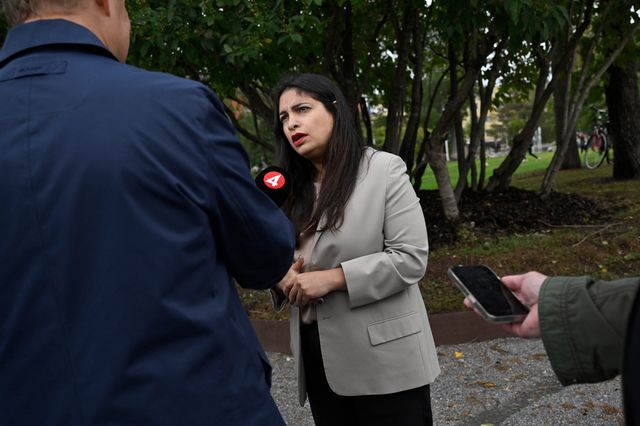 Vänsterpartiets ledare Nooshi Dadgostar innan sitt sommartal i stadsparken i Luleå. Henrik Montgomery/TT