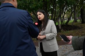 Vänsterpartiets ledare Nooshi Dadgostar innan sitt sommartal i stadsparken i Luleå. Henrik Montgomery/TT