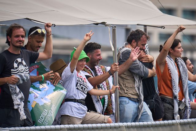 Greta Thunberg, i vitt, och kollegor vid avfärden i söndags. Foto: Emilio Morenatti/AP/TT