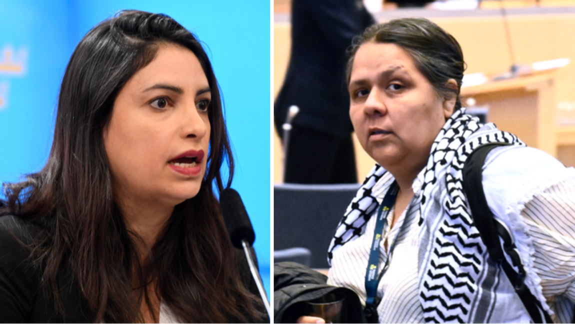 Vänsterpartiets partiledare Nooshi Dadgostar (t.v.) och riksdagsledamoten Lorena Delgado Varas (t.h.). Nu förs samtal inom V om Delgado Varas framtid i partiet efter kritiken mot hennes inlägg på sociala medier. Foto: Viktoria Bank/Jonas Ekströmer/TT