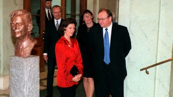 Kungaparet, med Göran Persson, vid bysten av Olof Palme. Foto: Ulf Palm/TT