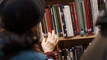 Unga läser allt mer tryckta böcker. Foto: Paul Wennerholm/TT